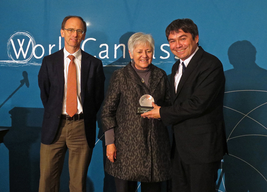 El Director del Centro de Investigación para la Sustentabilidad (CIS) de la Universidad Andrés Bello, Dr. Marcelo Mena, recibió un reconocimiento internacional por su aporte mundial al entendimiento de la contaminación atmosférica. Se trata de la versión 2013 del International Impact Award, que fue entregado por la presidenta de la Universidad Iowa, Sally Mason.